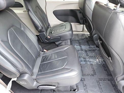Used 2017 Chrysler Pacifica Touring-L FWD image 23