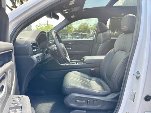 Used 2025 Honda Pilot TrailSport image 9