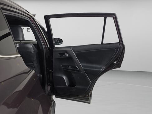 Used 2018 Toyota RAV4 SE image 26