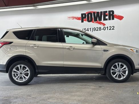 Used 2017 Ford Escape SE image 2