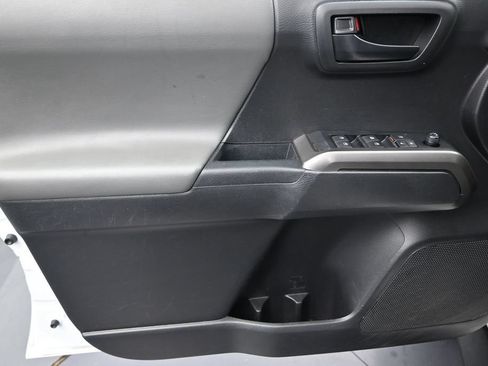 Used 2022 Toyota Tacoma SR5 RWD image 11