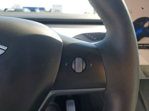 Used 2023 Tesla Model Y Performance image 11