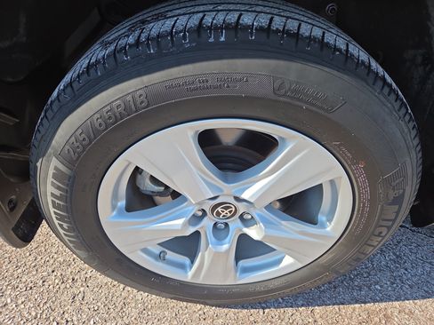 Used 2022 Toyota Highlander LE image 9