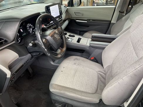 Used 2024 Toyota Sienna LE image 3