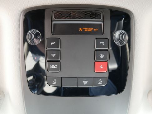 Used 2025 Kia Carnival FWD image 34