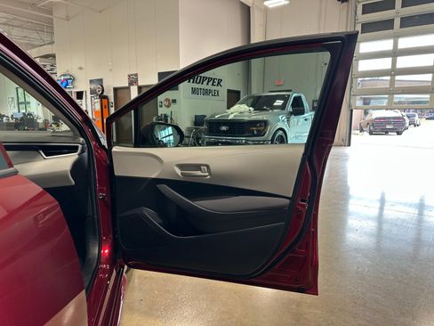 Used 2025 Toyota Corolla LE image 31