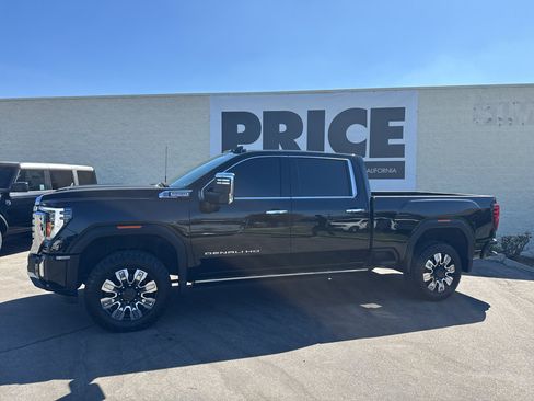 Used 2024 GMC Sierra 2500 Denali w/ Technology Package AWD/4WD image 2