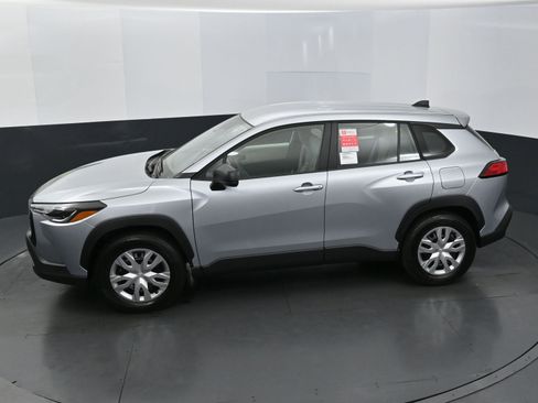 Used 2025 Toyota Corolla Cross L image 29