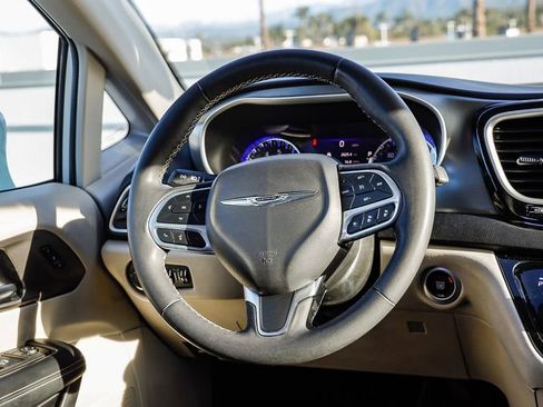 Used 2022 Chrysler Pacifica Touring-L FWD image 18