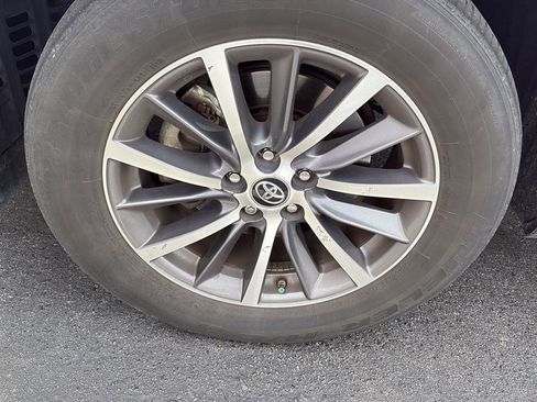 Used 2019 Toyota Highlander XLE image 17