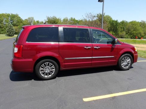 Used 2013 Chrysler Town & Country Touring-L w/ Driver Convenience Group FWD image 12