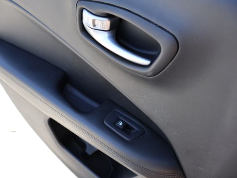 Used 2018 Jeep Compass Latitude FWD image 19