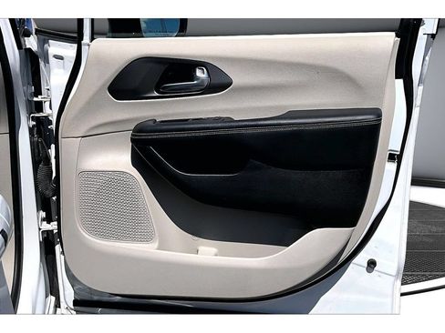 Certified 2024 Chrysler Pacifica Touring-L FWD image 48