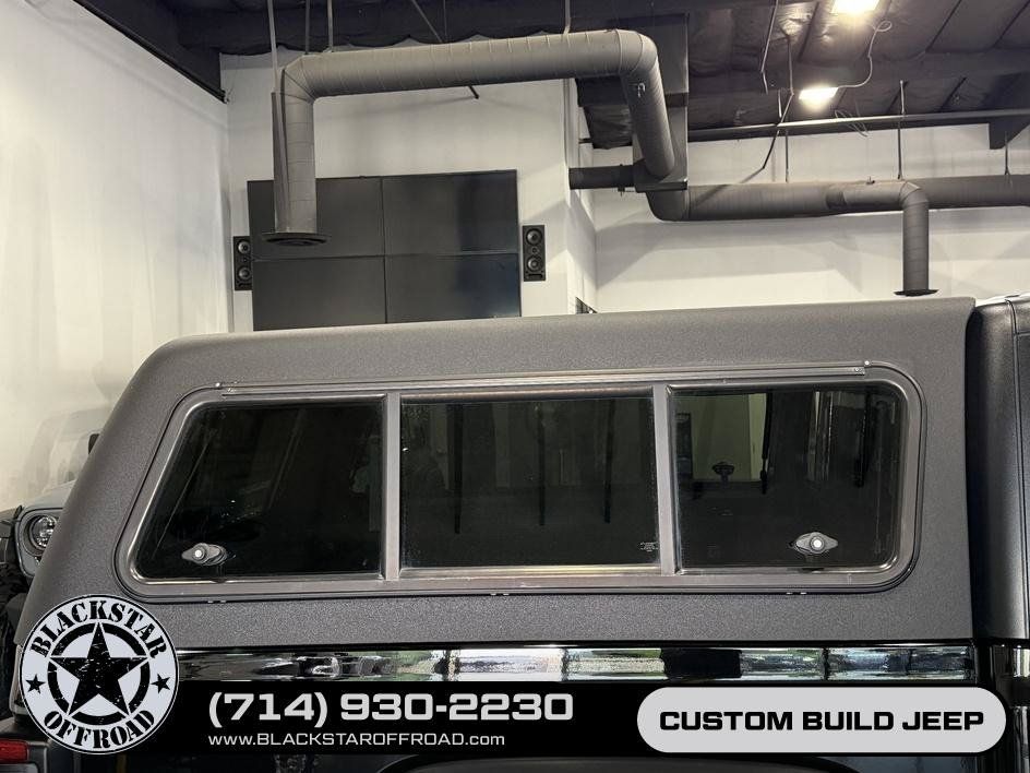 Used 2024 Jeep Gladiator Rubicon w/ Technology Group AWD/4WD image 17
