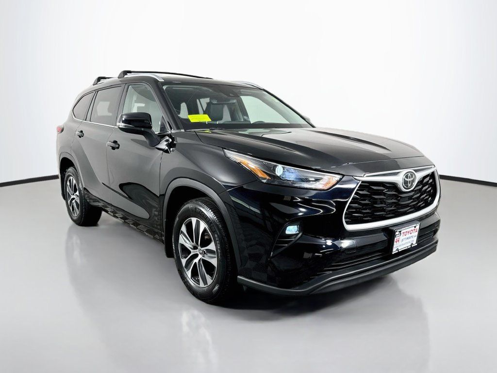 Used 2023 Toyota Highlander XLE AWD/4WD image 10