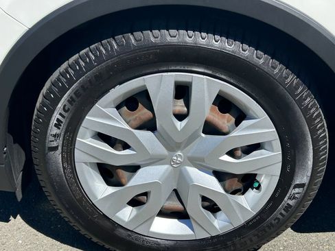 Used 2019 Toyota C-HR LE FWD image 9