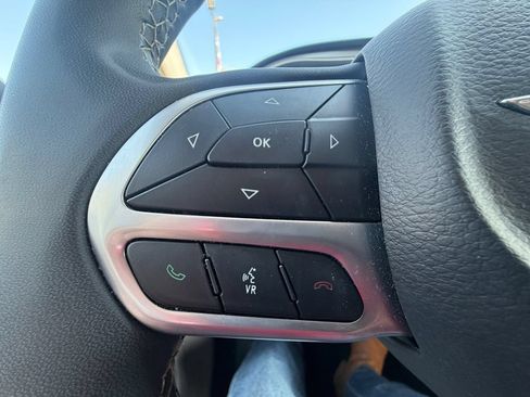 Used 2023 Chrysler Pacifica Touring-L FWD image 16