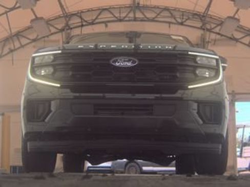 Used 2025 Ford Expedition Active AWD/4WD image 3