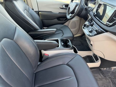 Used 2024 Chrysler Pacifica Touring-L image 14