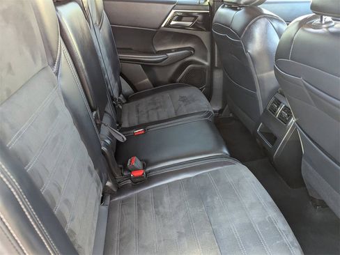 Used 2024 Mitsubishi Outlander AWD image 11