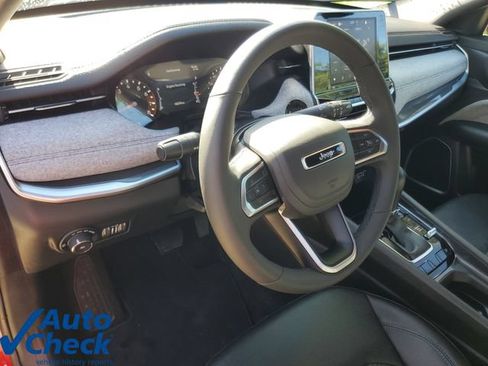 Used 2025 Jeep Compass Latitude AWD/4WD image 17