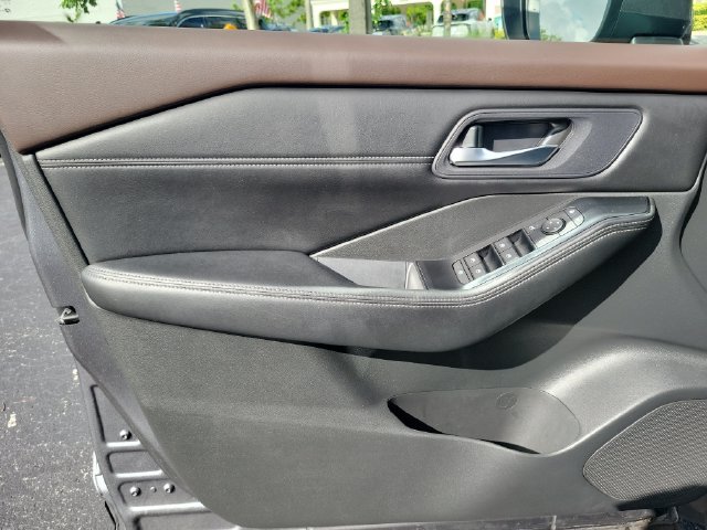 Used 2023 Nissan Rogue SV w/ SV Premium B Package FWD image 18