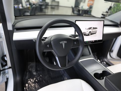 Used 2024 Tesla Model Y Long Range AWD/4WD image 22
