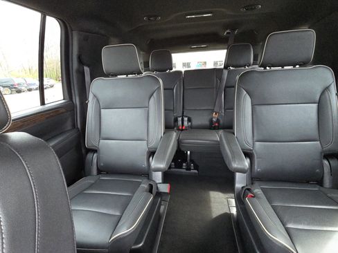 Used 2023 Chevrolet Suburban Premier image 25