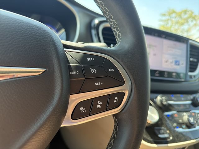Used 2023 Chrysler Pacifica Touring-L FWD image 27