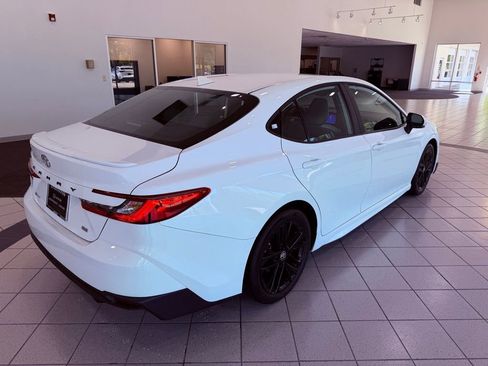 Used 2025 Toyota Camry SE w/ Convenience Package image 11