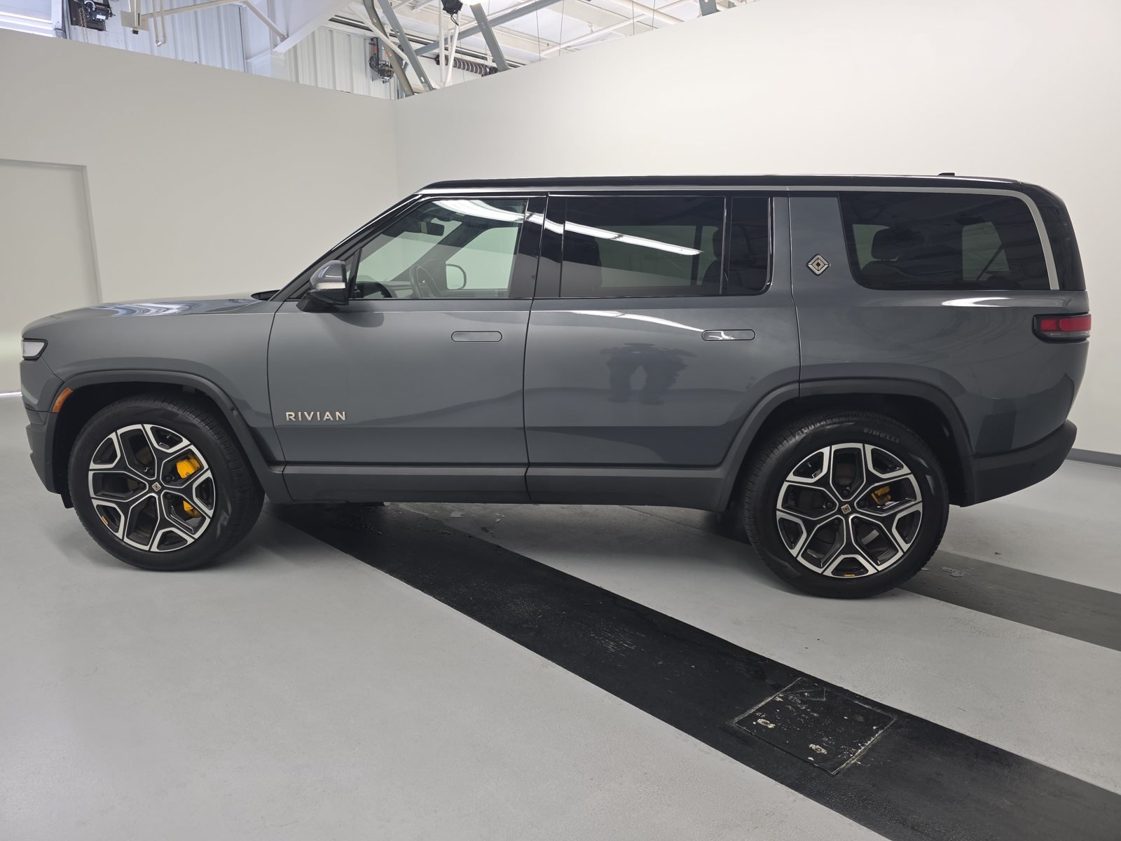 Used 2022 Rivian R1S Launch Edition Quad AWD/4WD image 2