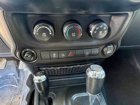 Used 2018 Jeep Wrangler Unlimited Sahara w/ Connectivity Group AWD/4WD image 19