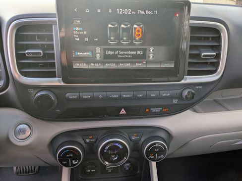 Certified 2021 Hyundai Venue image 16