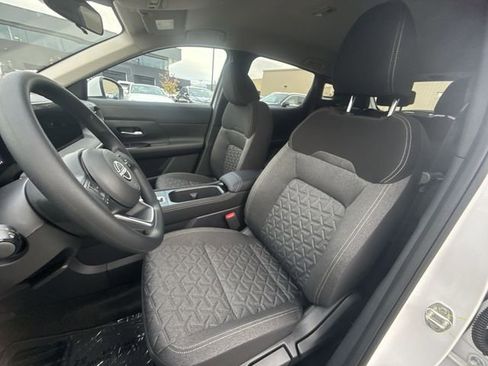 Certified 2025 Nissan Kicks SV AWD/4WD image 11
