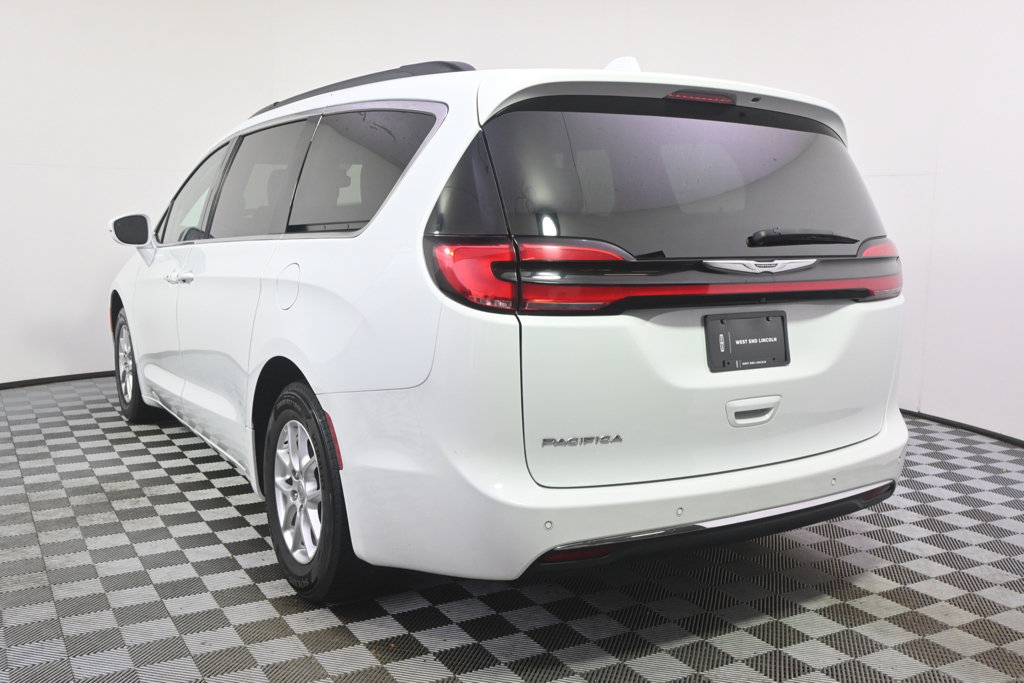Used 2022 Chrysler Pacifica Touring-L FWD image 4
