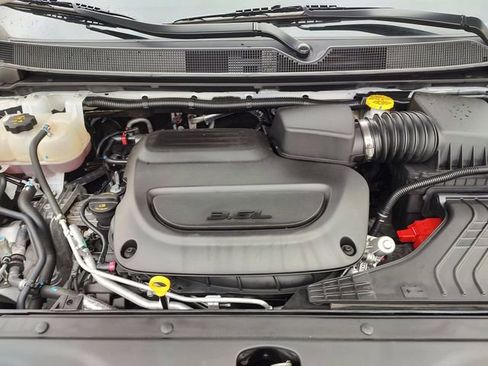 Used 2025 Chrysler Pacifica Select FWD image 32