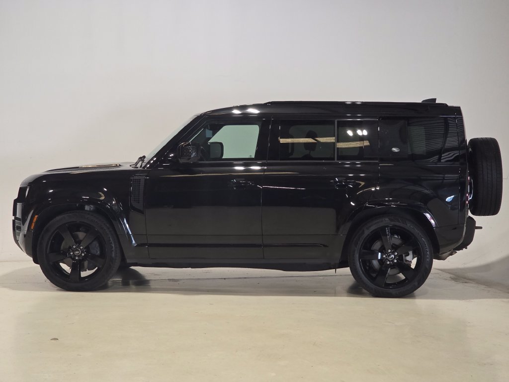 Certified 2024 Land Rover Defender 110 X-Dynamic SE AWD/4WD image 3