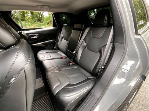 Used 2021 Jeep Cherokee Latitude Lux w/ Comfort/Convenience Group FWD image 19
