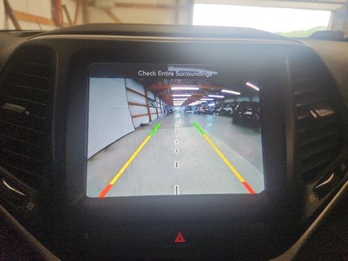 Used 2018 Jeep Cherokee Latitude Plus w/ Comfort/Convenience Group image 25