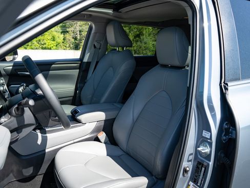 Used 2023 Toyota Highlander XLE FWD image 15