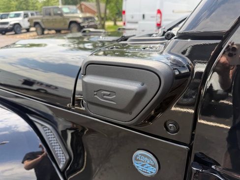 Used 2025 Jeep Wrangler Unlimited Sahara AWD/4WD image 11