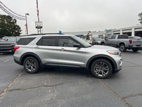 Used 2023 Ford Explorer XLT w/ Equipment Group 202A RWD image 2