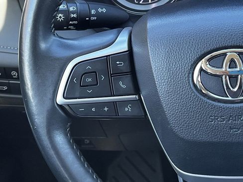 Used 2024 Toyota Highlander LE image 12