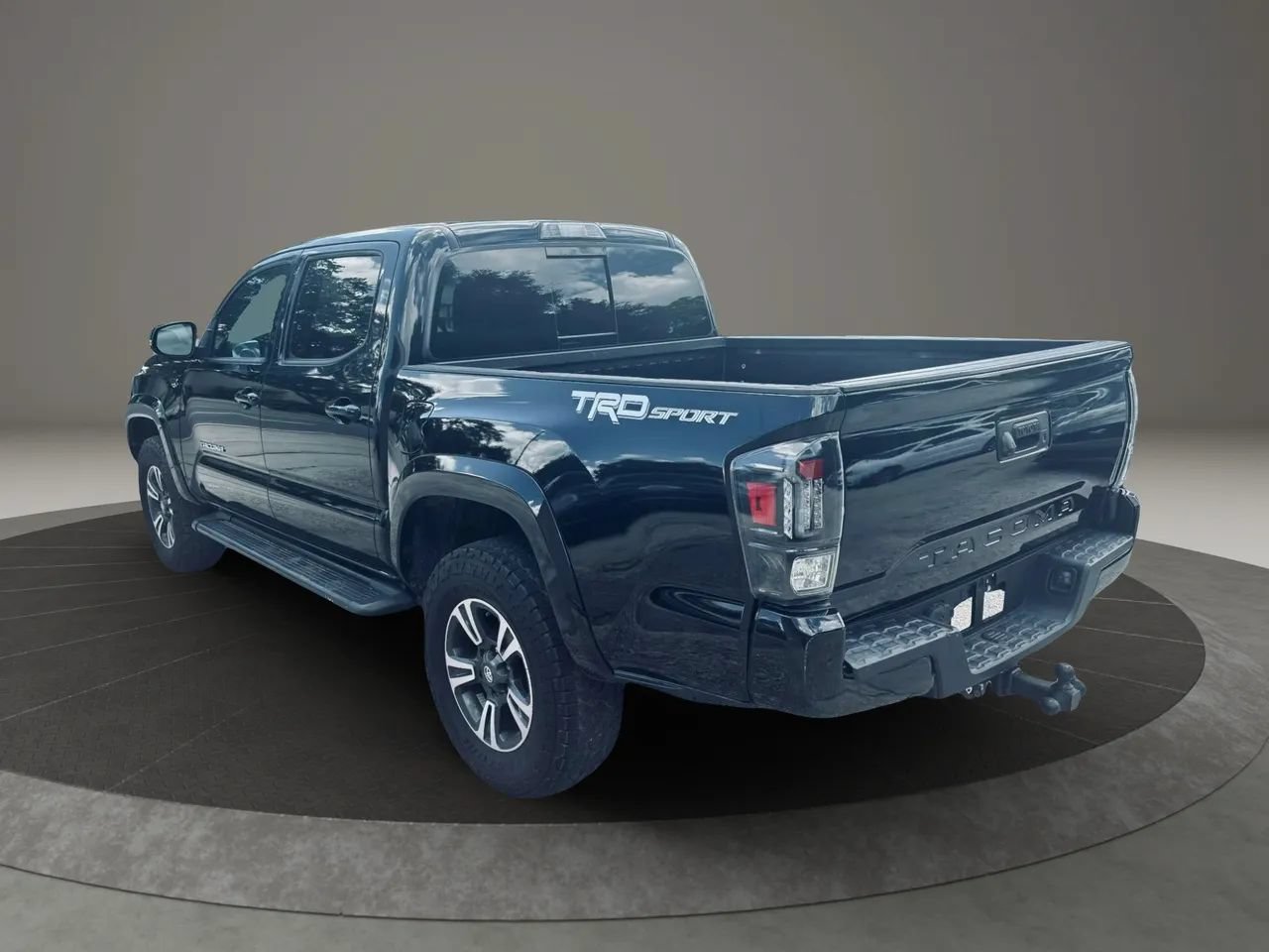 Used 2018 Toyota Tacoma TRD Sport RWD image 3