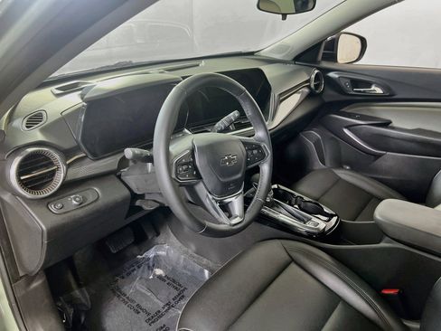 Used 2025 Chevrolet Trax ACTIV w/ Sunroof Package FWD image 9