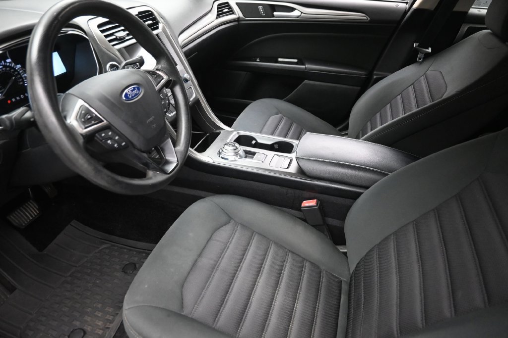 Used 2017 Ford Fusion SE w/ Fusion SE Technology Package FWD image 16