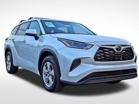 Used 2023 Toyota Highlander L image 1