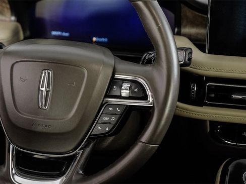 Used 2023 Lincoln Nautilus Reserve image 17