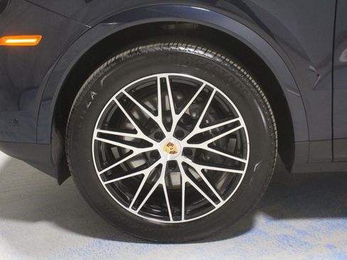 Used 2024 Porsche Cayenne Coupe AWD/4WD image 35