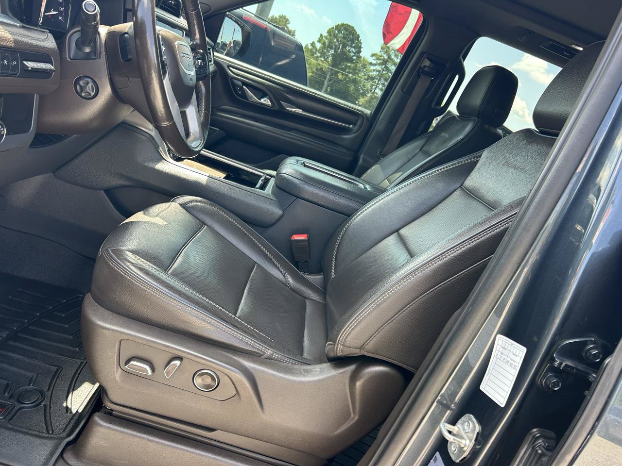 Used 2021 GMC Yukon Denali w/ Denali Premium Package RWD image 6